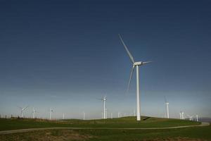 windturbine met andere turbines bovenop een heuvel foto