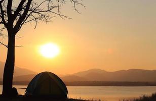 camping naast het meer, nationaal park, thailand foto