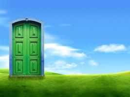 groene deur op gras met kopieerruimte