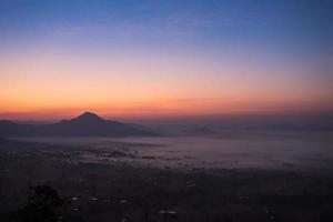 mist en wolk berglandschap zonsopgang foto