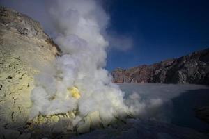 zwaveldampen uit de krater van de vulkaan kawah ijen, indonesië foto