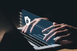 cyberbeveiligings- en privacyconcepten om gegevens te beschermen. slotpictogram en internetnetwerkbeveiligingstechnologie. zakenlieden die persoonlijke gegevens op laptop en virtuele interfaces beschermen. foto