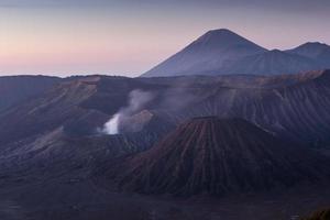 zonsopgang bij mount bromo vulkaan oost java, indonesië. foto