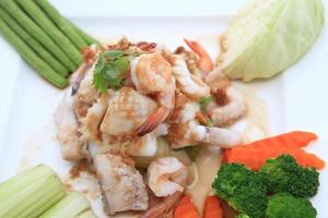 salade van zeevruchten de Thaise stijl in Thais restaurant foto