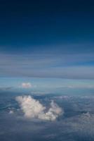 veel wolk in de blauwe lucht foto