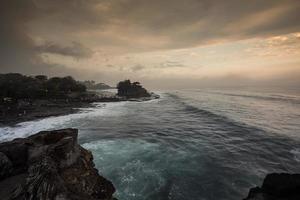 tanah lot-tempel is een hindoe-tempel op de grote rots foto