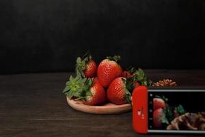 aardbeien in een houten bakje foto