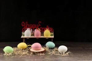 paaskonijn met kleurrijke eieren foto