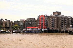 uitzicht op de rivier de Theems bij tower bridge foto