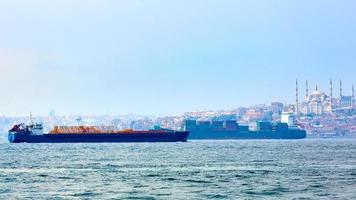 volledig geladen containerschip en olietanker die door Bosporus bewegen. foto