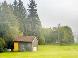 ochtend groen grasveld in oberammergau foto