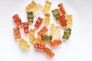 gummy snoepjes op een bord op gele achtergrond. foto