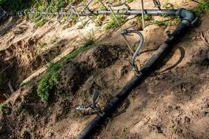 tankstation. grondwaterafvoersysteem pompt water uit de grond. uitdroging grind landelijke route foto