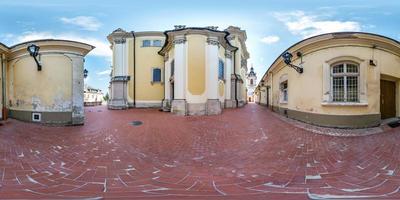 volledig bolvormig naadloos hdri-panorama 360 graden in de buurt van de poort van de oude gotische uniate van st. george kathedraal in equirectangular projectie, vr ar inhoud met zenit en nadir foto