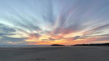 strand zonsondergang rhossili baai verenigd koninkrijk foto