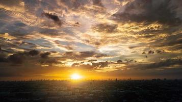 avondwolkenlandschap in de stad, kleurrijke zonsondergang foto