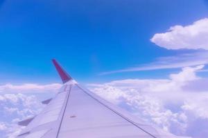 vleugel van een vliegtuig boven witte wolken. foto