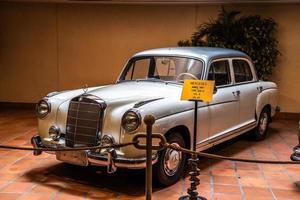 fontvieille, monaco - jun 2017 zilveren mercedes 220 s 1957 in monaco top cars collection museum foto