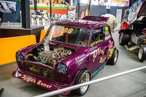 sinsheim, duitsland - mai 2022 violet paarse dragster mini cooper racewagen foto