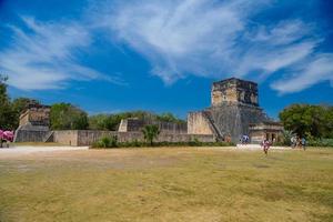 het grote balveld, gran juego de pelota van de archeologische vindplaats chichen itza in yucatan, mexico foto