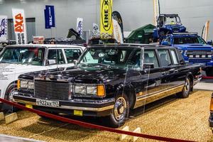 moskou - aug 2016 zil 41047 gepresenteerd op mias moskou internationale autosalon op 20 augustus 2016 in moskou, rusland foto