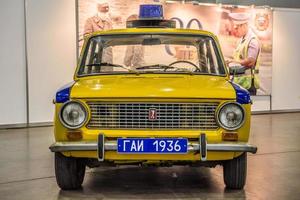 moskou - aug 2016 lada vaz 2101 militie politie gai gepresenteerd op mias moskou internationale autosalon op 20 augustus 2016 in moskou, rusland foto