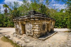 Maya-ruïnes in de schaduw van bomen in jungle tropisch bos playa del carmen, riviera maya, yu atan, mexico foto