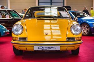 friedrichshafen - mei 2019 gele porsche 912 swb 911 964 carrera 1965 coupé op motorworld classics bodensee op 11 mei 2019 in friedrichshafen, duitsland foto