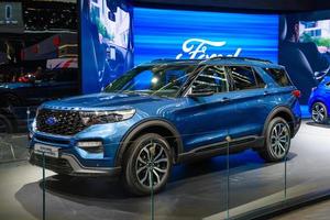 frankfurt, duitsland - sept 2019 blauwe ford explorer plug-in-hybride suv, iaa internationale autotentoonstelling foto