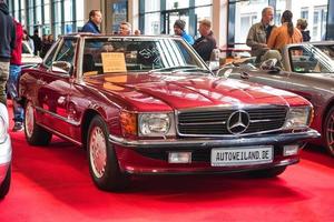 friedrichshafen - mei 2019 rode mercedes-benz 300 sl1989 coupe bij motorworld classics bodensee op 11 mei 2019 in friedrichshafen, duitsland foto