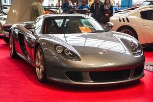 friedrichshafen - mei 2019 zilveren porsche carrera gt 2002 op motorworld classics bodensee op 11 mei 2019 in friedrichshafen, duitsland foto