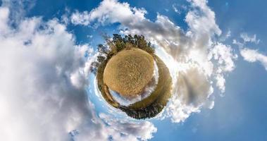 kleine planeettransformatie met kromming van de ruimte. sferische luchtfoto 360 uitzicht panorama aan de oever van het meer in de zonnige zomer met geweldige wolken. foto