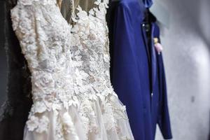 blauw pak van de bruidegom en witte jurk van de bruid foto