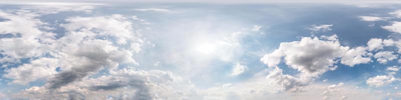 naadloze bewolkte blauwe lucht hdri panorama 360 graden hoekweergave met zenit en prachtige wolken voor gebruik in 3D-graphics als sky dome of edit drone shot foto
