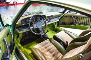 friedrichshafen - mei 2019 groen interieur van porsche 911 930 964 carrera 4 1990 cabrio bij motorworld classics bodensee op 11 mei 2019 in friedrichshafen, duitsland foto