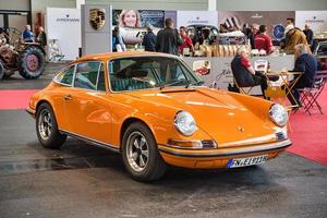 friedrichshafen - mei 2019 oranje porsche 911 930 964 carrera 4 1977 cabrio bij motorworld classics bodensee op 11 mei 2019 in friedrichshafen, duitsland foto