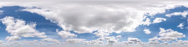 blauwe lucht met mooie wolken. naadloos hdri-panorama 360 graden hoekweergave met zenit voor gebruik in 3D-graphics of game-ontwikkeling als sky dome of edit drone shot foto