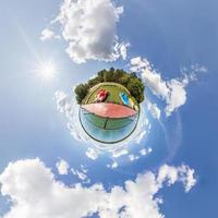 kleine planeet transformatie van bolvormig panorama 360 graden. sferische abstracte luchtfoto in veld met geweldige mooie wolken. kromming van de ruimte. foto