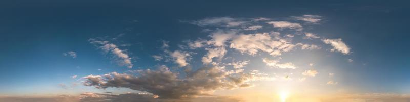 donkerblauwe lucht voor zonsondergang met prachtige geweldige wolken. naadloos hdri-panorama 360 graden hoekweergave met zenit voor gebruik in 3D-graphics of game-ontwikkeling als sky dome of edit drone shot foto