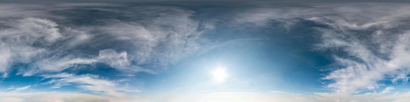 blauwe lucht met cumuluswolken in zonnige dag. naadloos hdri-panorama 360 graden hoekweergave met zenit voor gebruik in 3D-graphics of game-ontwikkeling als sky dome of edit drone shot foto