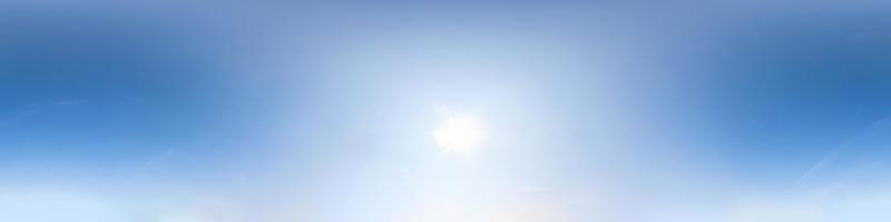 helderblauwe lucht met brandende zon. naadloos hdri-panorama 360 graden hoekweergave met zenit voor gebruik in 3D-graphics of game-ontwikkeling als sky dome of edit drone shot foto