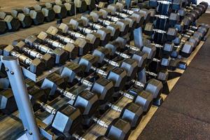 verschillende gewichten dumbbells. sportuitrusting foto