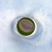 kleine planeet transformatie van bolvormig panorama 360 graden. sferische abstracte luchtfoto in veld in mooie avond met geweldig mooie wolken. kromming van de ruimte. foto