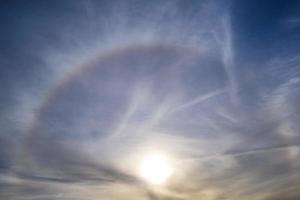 zonnehalo in blauwe lucht op heldere winterdag foto