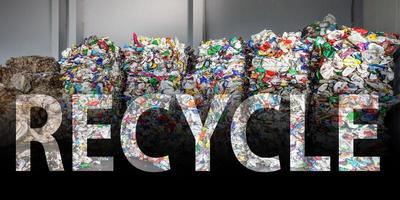 plastic balen afval bij afvalverwerkingsfabriek. recycling gescheiden van afval voor verdere verwijdering, afvalsortering. bedrijf voor het sorteren van afvalverwerking met hoofdletters recyclen. foto