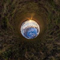 inversie van kleine planeet transformatie van bolvormig panorama 360 graden. sferische abstracte luchtfoto in veld met geweldige mooie wolken. kromming van de ruimte. foto