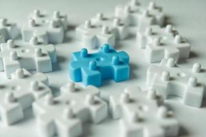 blok puzzel wit en blauw op witte achtergrond foto