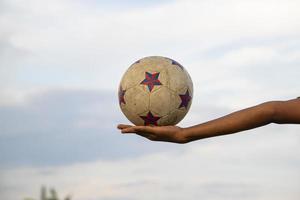 oude vuile voetbal op de hand foto