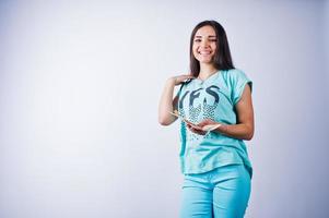 portret van een aantrekkelijk meisje in blauw of turquoise t-shirt en broek poseren met veel geld in haar hand. foto