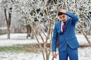 elegante Indiase modieuze man model op pak gesteld op winterdag. foto